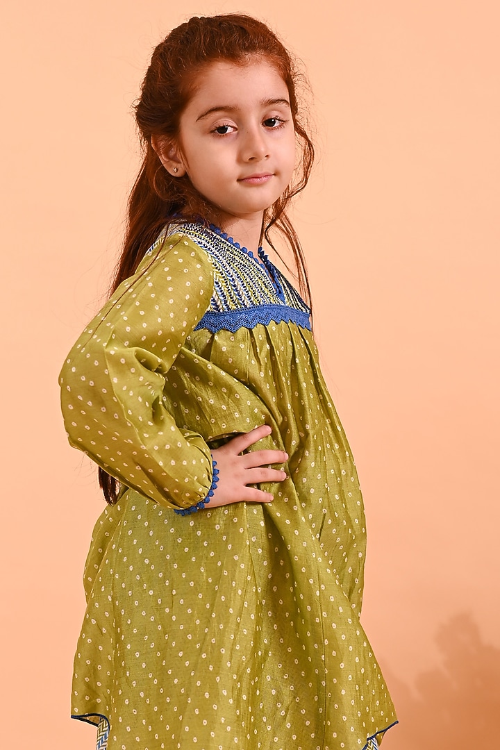 Green Cotton & Cotton Silk Embellished Bandhej Kurta Set For Girls by MINI TRAILS at Pernia's Pop Up Shop