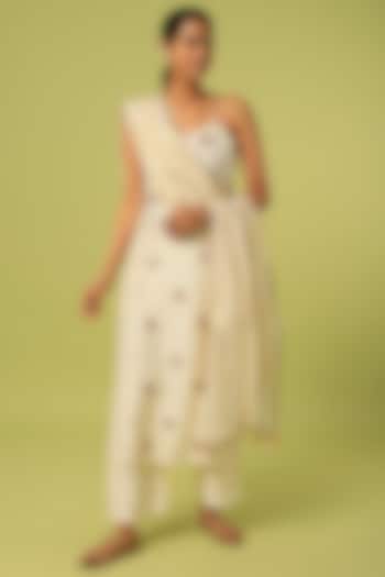 Ivory Hand Embroidered Kurta Set by Mona & Vishu at Pernia's Pop Up Shop