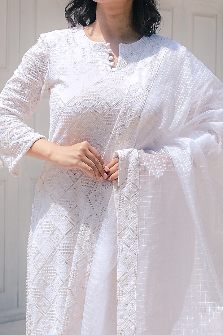 White Georgette Kurta Set by Monk & Mei at Pernia's Pop Up Shop