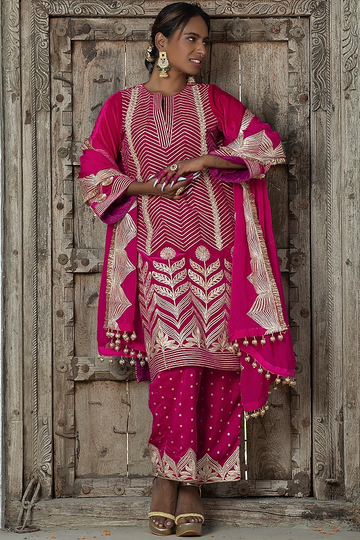 Fuchsia Pink Velvet Gota Embroidered Straight Kurta Set by Monk & Mei at Pernia's Pop Up Shop