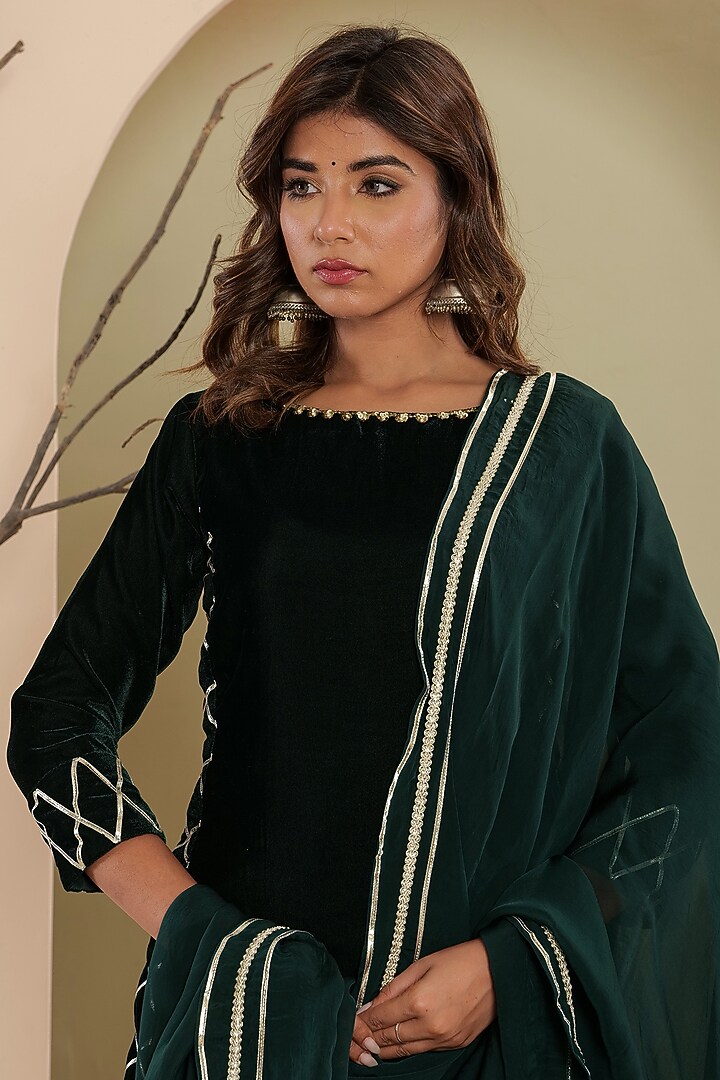Green Velvet Kurta Set by House Of Jamoti at Pernia's Pop Up Shop
