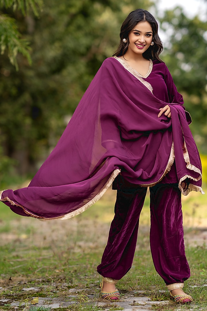 Burgundy Velvet Kurta Set by House Of Jamoti at Pernia's Pop Up Shop