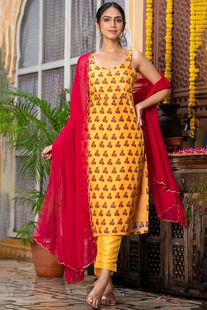 Yellow Upada Silk Printed Kurta Set by House Of Jamoti at Pernia's Pop Up Shop
