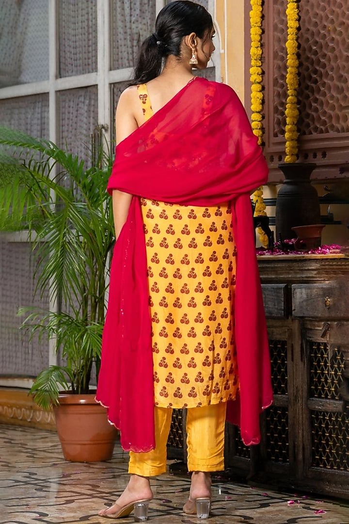 Yellow Upada Silk Printed Kurta Set by House Of Jamoti at Pernia's Pop Up Shop