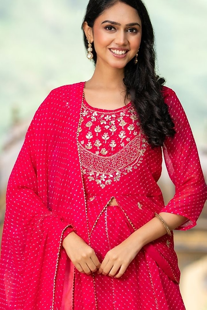 Pink Georgette Bandhani Lehenga Set by House Of Jamoti at Pernia's Pop Up Shop