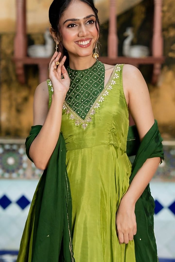 Green Upada Silk & Organza Embellished Kurta Set by House Of Jamoti at Pernia's Pop Up Shop