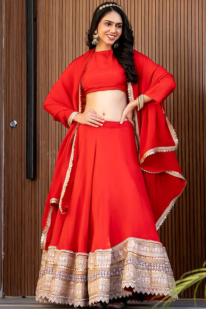 Red Organza Embroidered Lehenga Set by House Of Jamoti at Pernia's Pop Up Shop