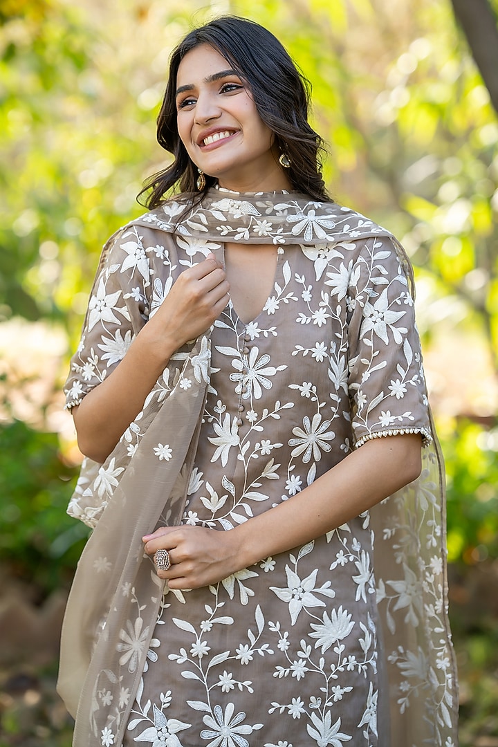 Beige Chiffon Embroidered V-Neck Kurta Set by House Of Jamoti at Pernia's Pop Up Shop