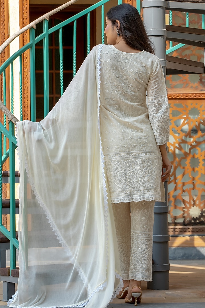 Off-White Chikankari Kurta Set by House Of Jamoti at Pernia's Pop Up Shop
