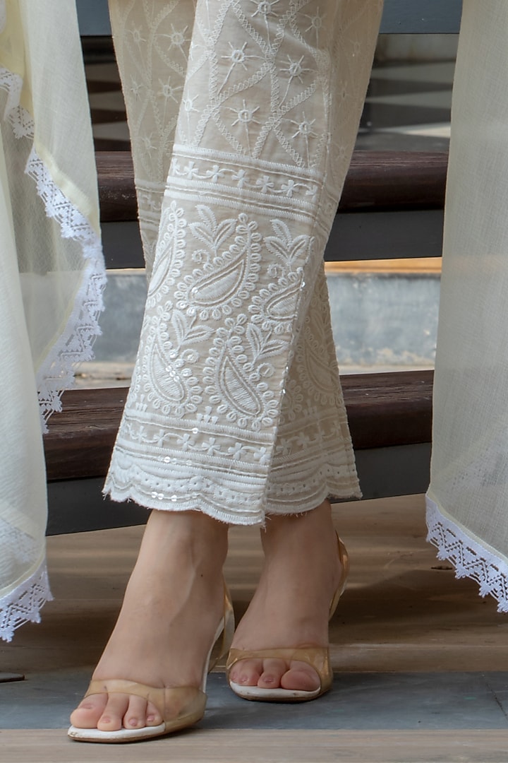 Off-White Chikankari Kurta Set by House Of Jamoti at Pernia's Pop Up Shop
