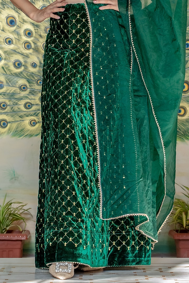 Green Velvet Embellished Lehenga Set by House Of Jamoti at Pernia's Pop Up Shop