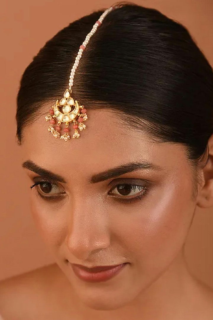Gold Finish Beaded Maang Tikka by Maisara Jewelry at Pernia's Pop Up Shop