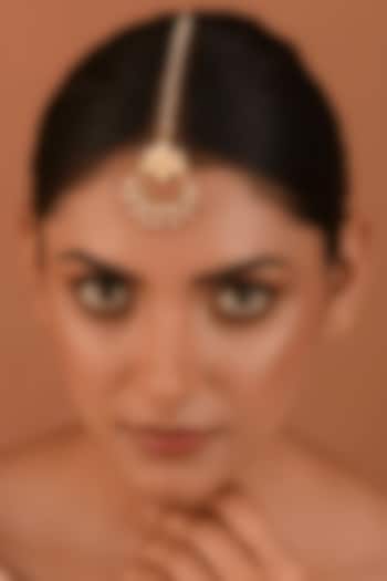 Gold Finish Pearl Maang Tikka by Maisara Jewelry at Pernia's Pop Up Shop