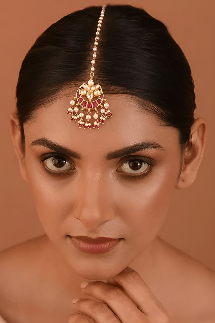 Gold Finish Pearl Maang Tikka by Maisara Jewelry at Pernia's Pop Up Shop