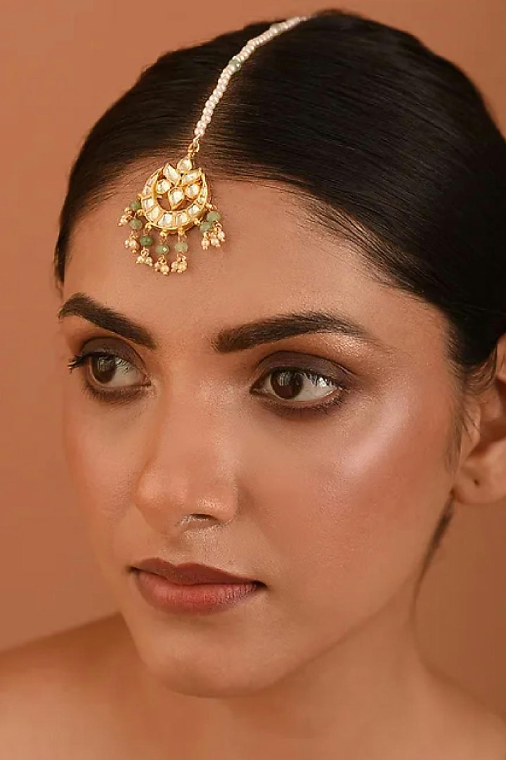 Gold Finish Beaded Maang Tikka by Maisara Jewelry at Pernia's Pop Up Shop