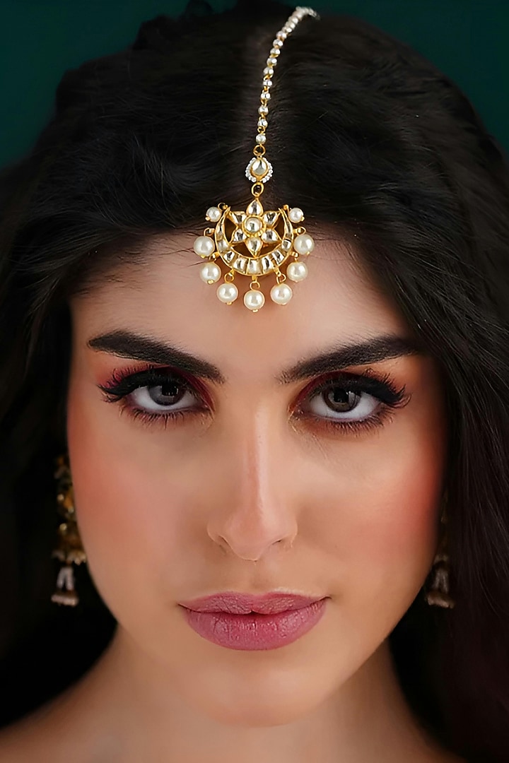 Gold Finish Maangtikka With Pearls by Maisara Jewelry at Pernia's Pop Up Shop