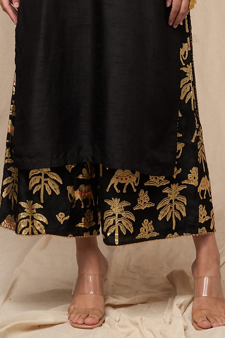 Black Embroidered Kurta Set by Masaba at Pernia's Pop Up Shop