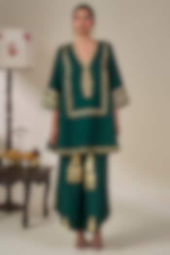 Bottle Green Viscose Slub Foil Printed Kurta Set by Masaba at Pernia's Pop Up Shop