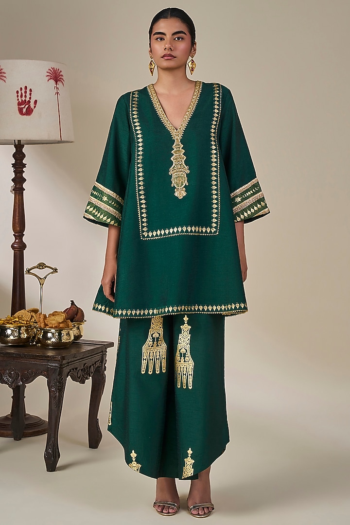Bottle Green Viscose Slub Foil Printed Kurta Set by Masaba at Pernia's Pop Up Shop
