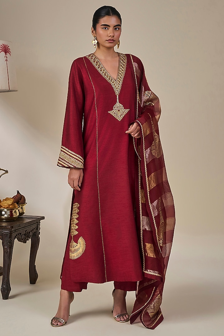 Maroon Viscose Slub Foil Printed Straight Kurta Set by Masaba at Pernia's Pop Up Shop