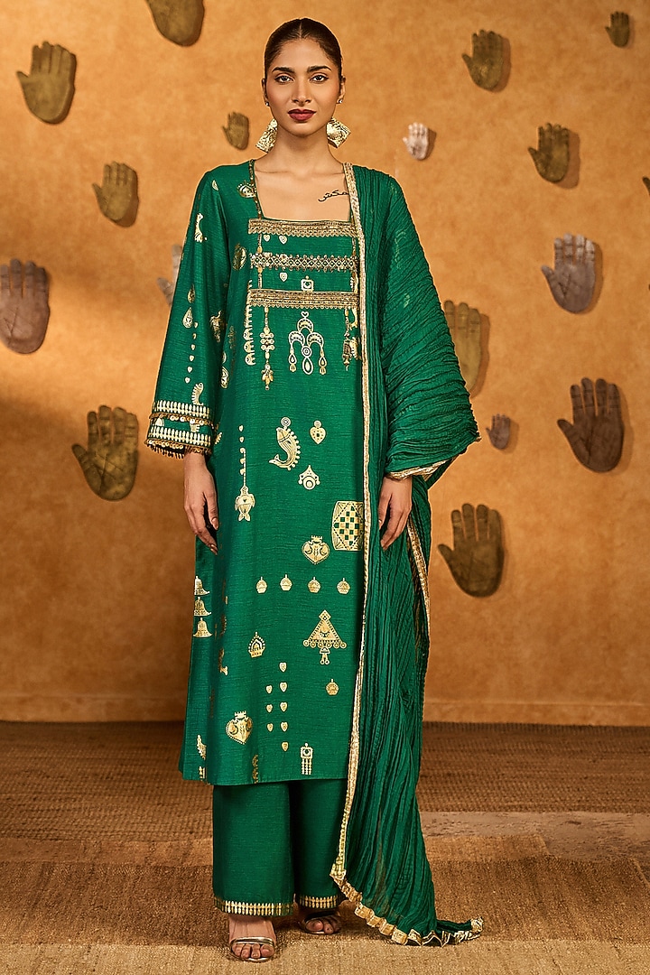 Green Raw Silk Embroidered & Foil Printed Kurta Set by Masaba at Pernia's Pop Up Shop