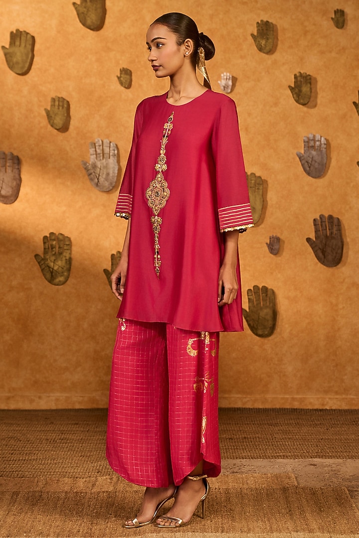 Raspberry Raw Silk Coin Embellished Kurta Set by Masaba at Pernia's Pop Up Shop