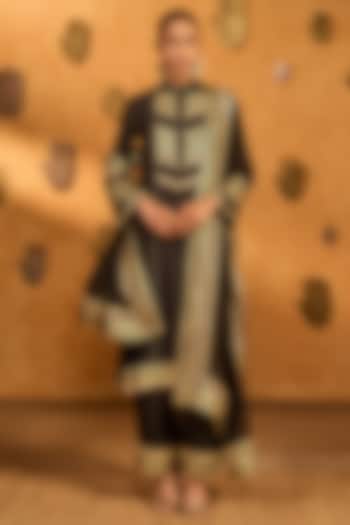 Black Raw Silk Foil Printed Kurta Set by Masaba at Pernia's Pop Up Shop