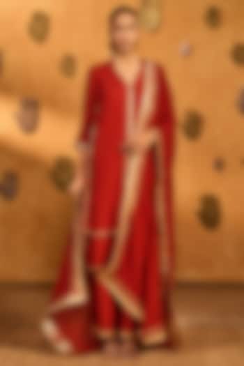 Red Raw Silk Foil Printed A-Line Kurta Set by Masaba at Pernia's Pop Up Shop