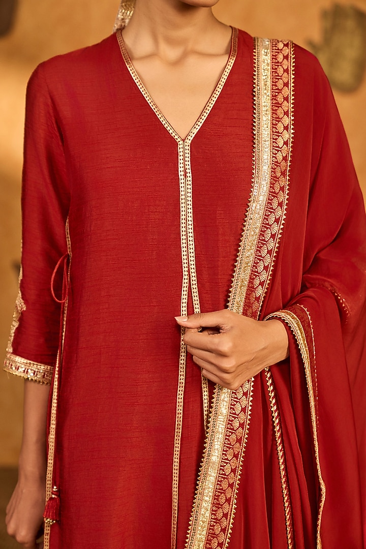 Red Raw Silk Foil Printed A-Line Kurta Set by Masaba at Pernia's Pop Up Shop