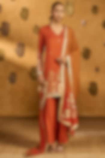 Rust Jacquard Tea Blossom Foil Printed V-Neck Kurta Set by Masaba at Pernia's Pop Up Shop