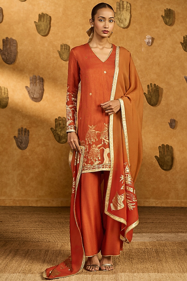 Rust Jacquard Tea Blossom Foil Printed V-Neck Kurta Set by Masaba at Pernia's Pop Up Shop