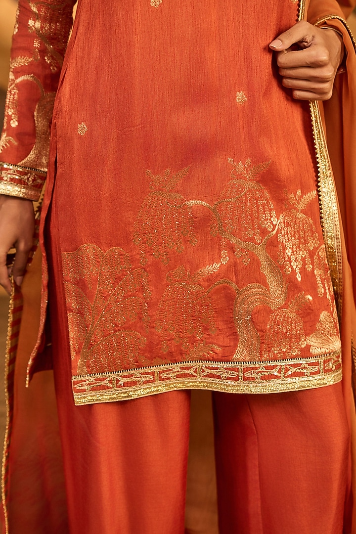 Rust Jacquard Tea Blossom Foil Printed V-Neck Kurta Set by Masaba at Pernia's Pop Up Shop