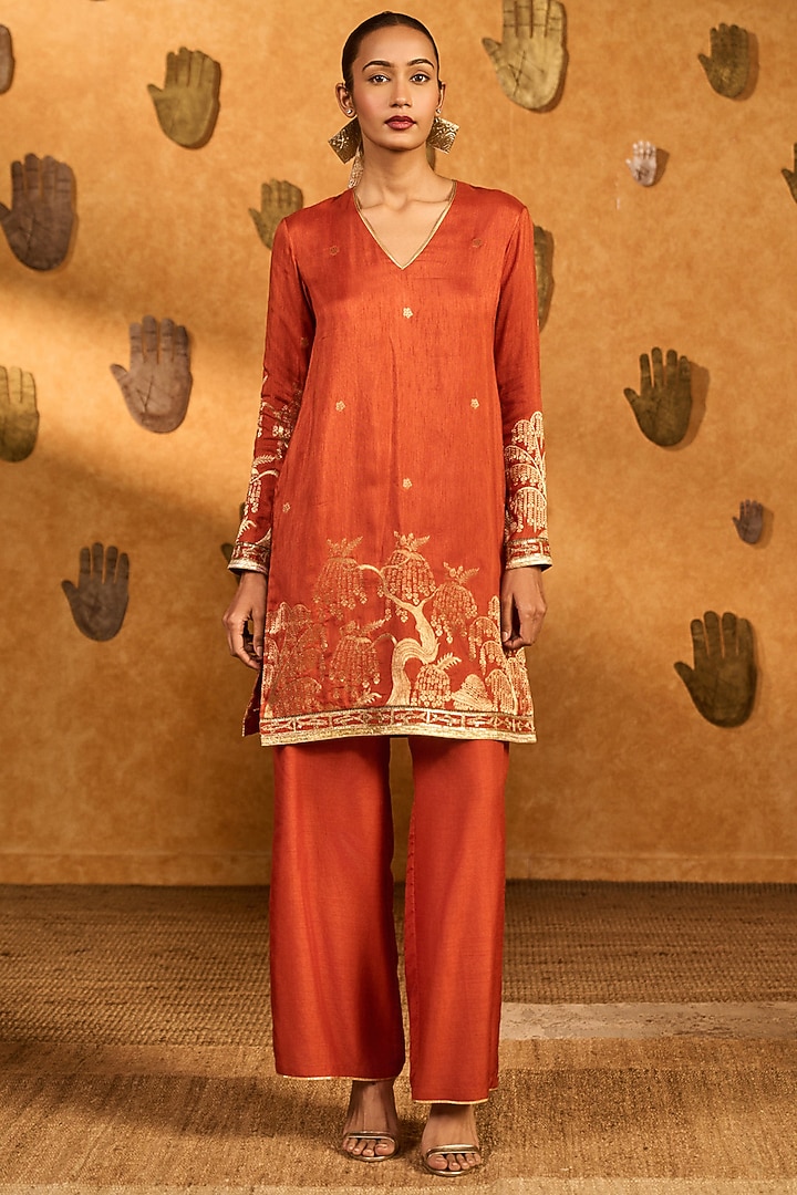 Rust Jacquard Tea Blossom Foil Printed V-Neck Kurta Set by Masaba at Pernia's Pop Up Shop