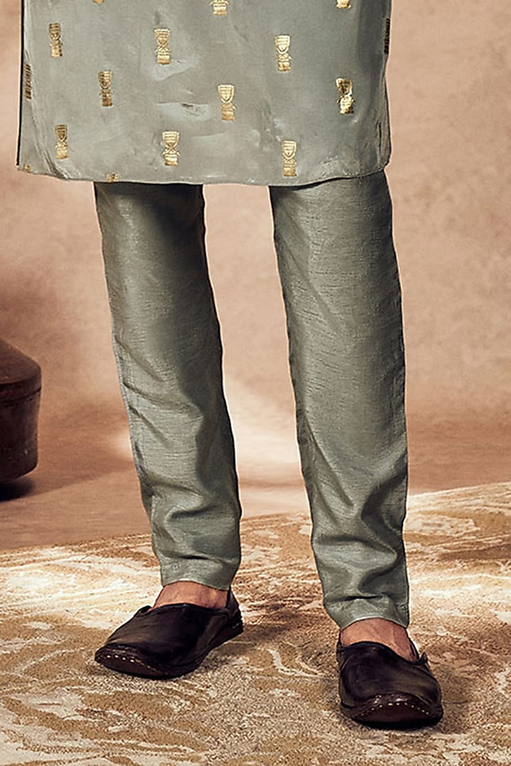 Grey Crepe Silk Timber Tribe Foil Printed Kurta Set by Masaba Men at Pernia's Pop Up Shop