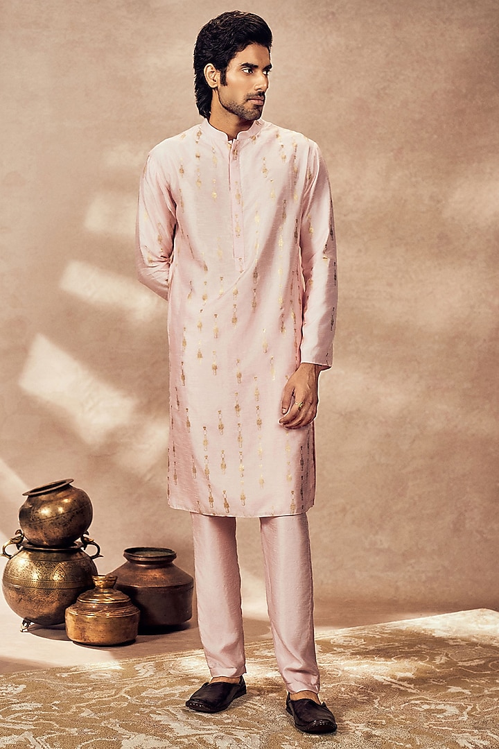 Baby Pink Raw Silk Tribal Pillar Foil Printed Kurta Set by Masaba Men at Pernia's Pop Up Shop