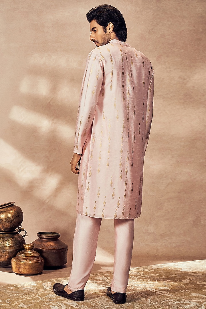 Baby Pink Raw Silk Tribal Pillar Foil Printed Kurta Set by Masaba Men at Pernia's Pop Up Shop