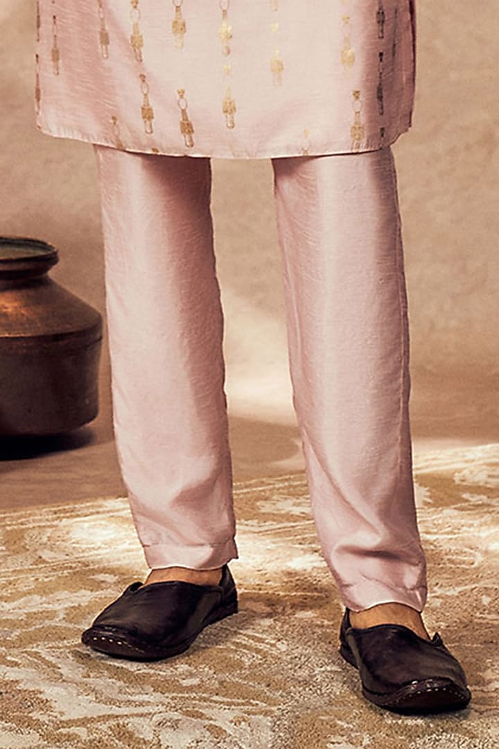 Baby Pink Raw Silk Tribal Pillar Foil Printed Kurta Set by Masaba Men at Pernia's Pop Up Shop