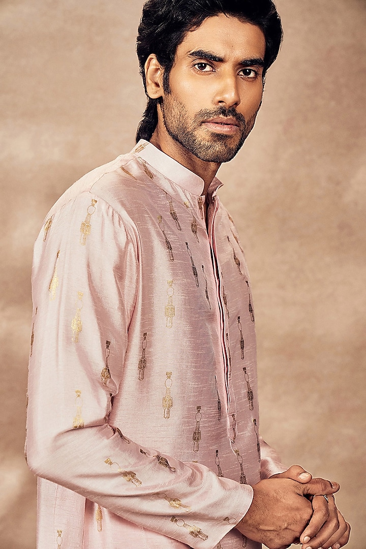 Baby Pink Raw Silk Tribal Pillar Foil Printed Kurta Set by Masaba Men at Pernia's Pop Up Shop