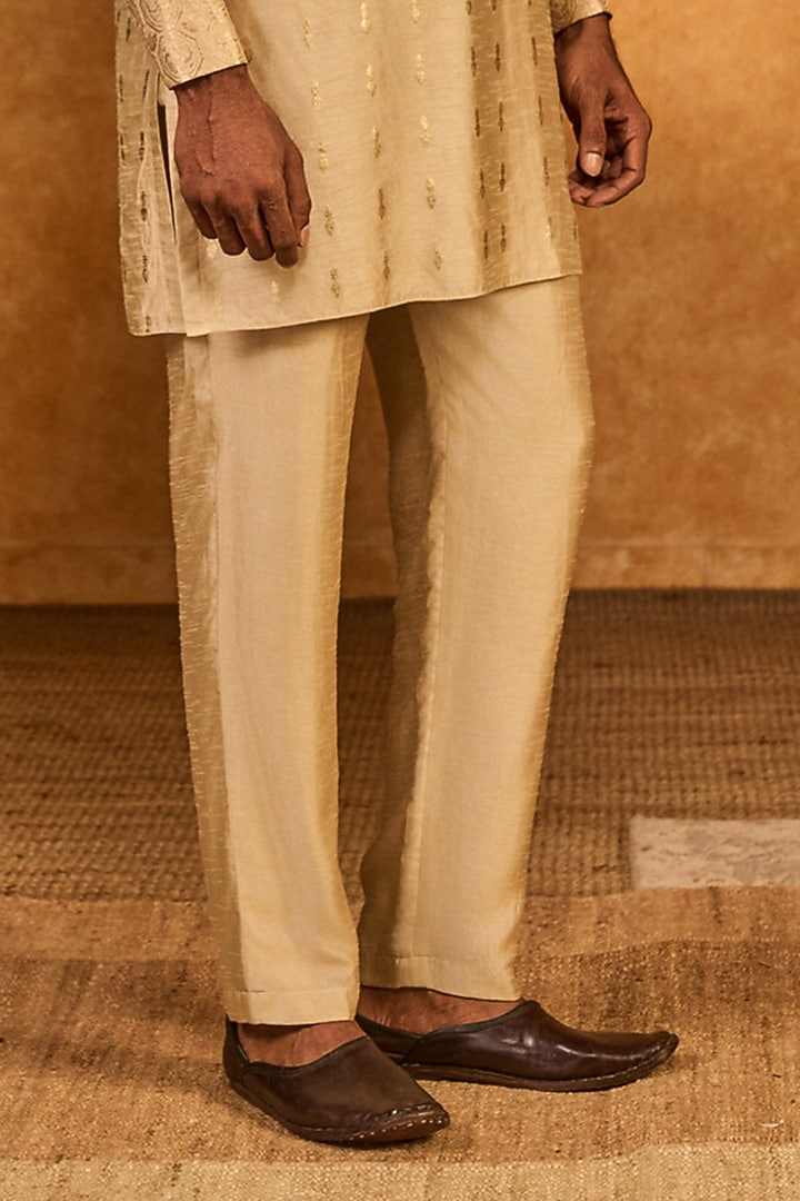 Beige Raw Silk Foil Printed Kurta Set by Masaba Men at Pernia's Pop Up Shop