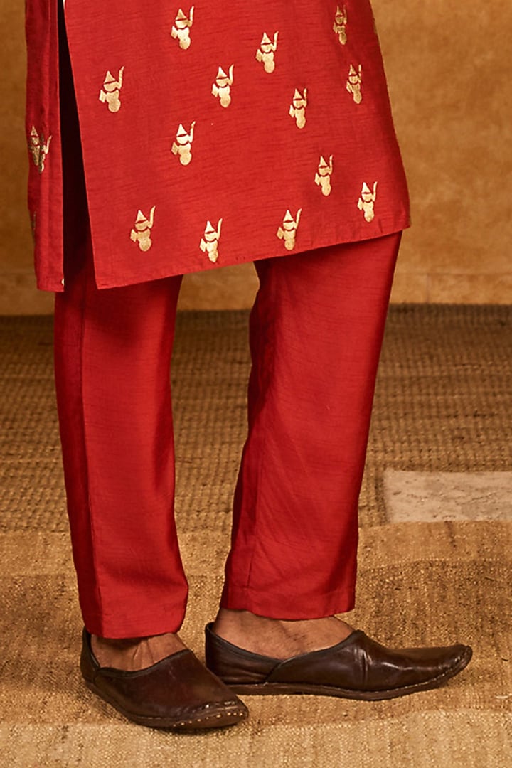 Red Raw Silk Foil Printed Kurta Set by Masaba Men at Pernia's Pop Up Shop