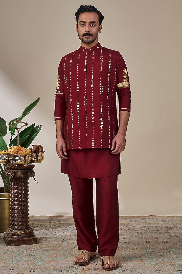 Maroon Viscose Slub Foil Printed & Sequins Embroidered Bundi Jacket Set by Masaba Men at Pernia's Pop Up Shop
