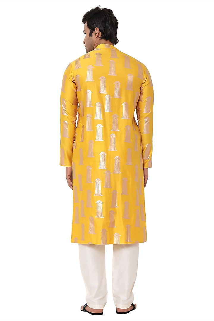 Mustard Chanderi Printed Kurta Set by Masaba Men at Pernia's Pop Up Shop