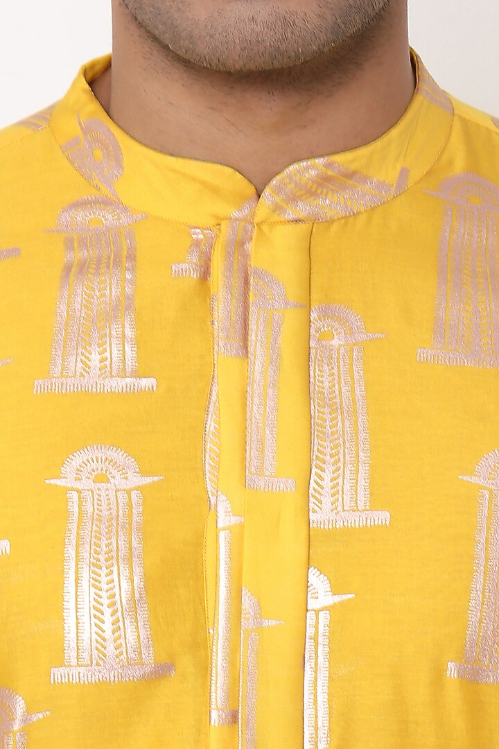 Mustard Chanderi Printed Kurta Set by Masaba Men at Pernia's Pop Up Shop