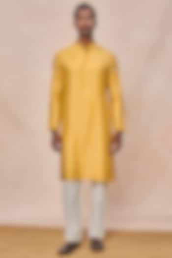 Mustard Raw Silk Foil Printed Kurta Set by Masaba Men at Pernia's Pop Up Shop