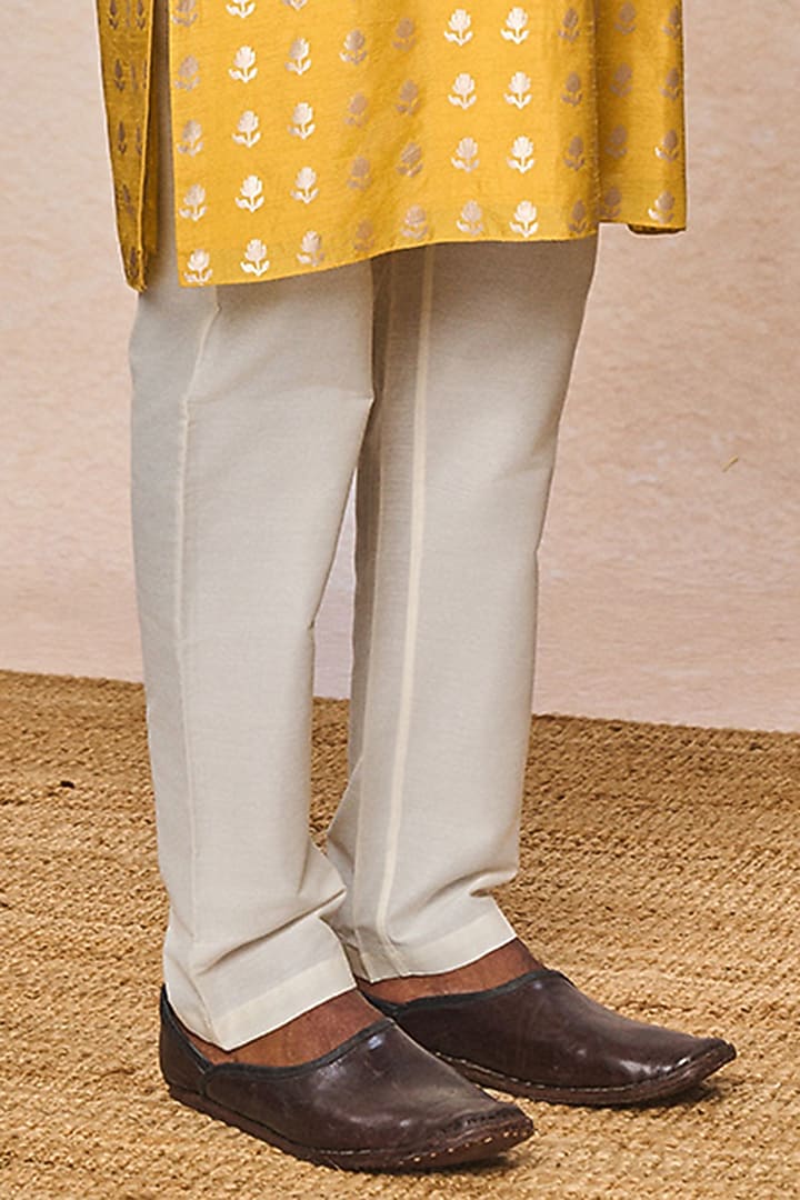 Mustard Raw Silk Foil Printed Kurta Set by Masaba Men at Pernia's Pop Up Shop