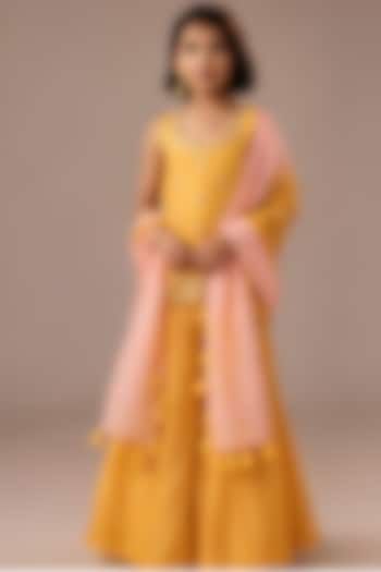 Yellow Chanderi Resham Embroidered Kurta Set For Girls by DISHA MUCHHALA KIDS at Pernia's Pop Up Shop