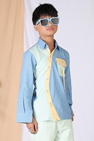 Blue Cotton Slub Color-Blocked Shirt For Boys by Mulyo Kids