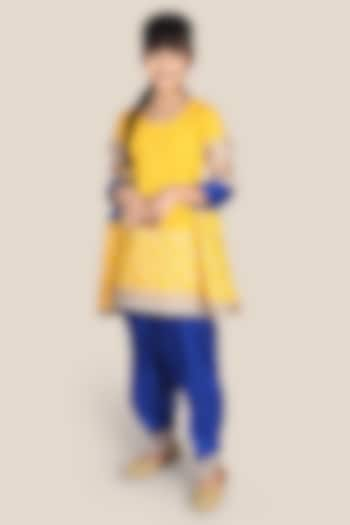 Yellow Cotton Chinon & Bemberg Satin Kurta Set For Girls by Mulyo Kids at Pernia's Pop Up Shop