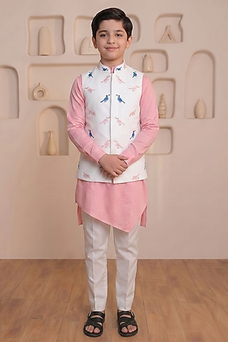 White Cotton Embroidered Bundi Jacket Set For Boys by Prateek Munjal Kids