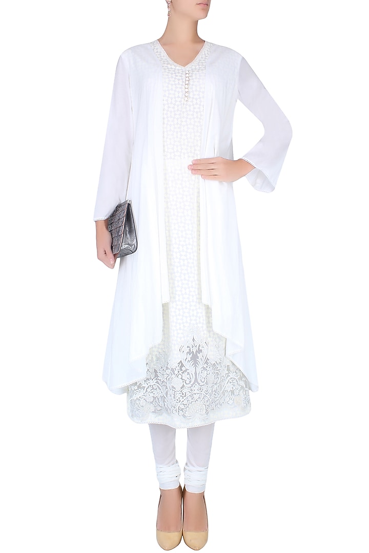 Ivory double layered floral embroidered kurta set available only at Pernia's Pop Up Shop.
